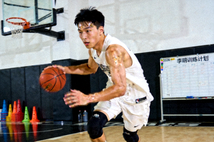 2026年NBA选秀状元热门人选中国球员李明的训练照片
